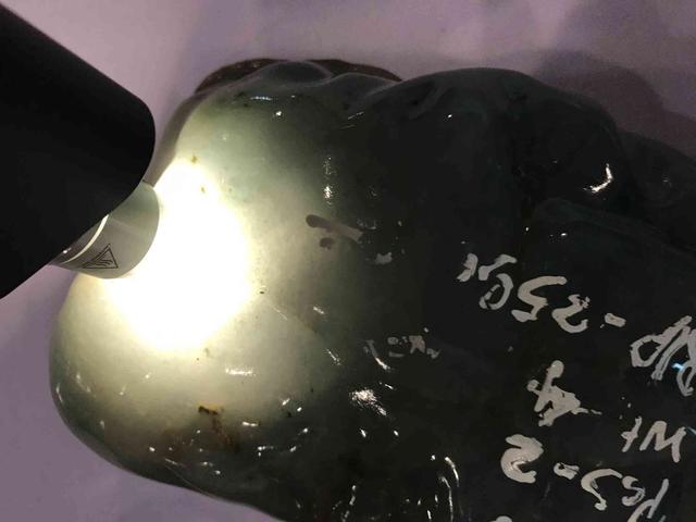 假翡翠在灯光下的图片翡翠原石毛料大全-第33张图片-翡翠网 假翡翠在灯光下的图片翡翠原石毛料大全-第33张图片-翡翠网