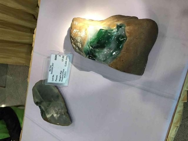 假翡翠在灯光下的图片翡翠原石毛料大全-第35张图片-翡翠网 假翡翠在灯光下的图片翡翠原石毛料大全-第35张图片-翡翠网