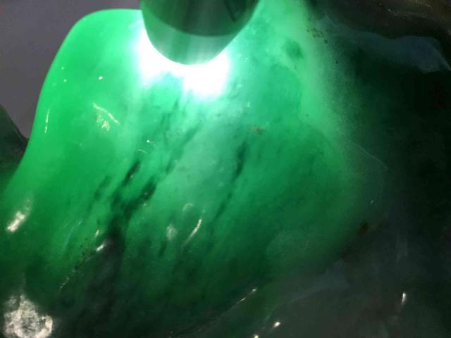 假翡翠在灯光下的图片翡翠原石毛料大全-第36张图片-翡翠网 假翡翠在灯光下的图片翡翠原石毛料大全-第36张图片-翡翠网