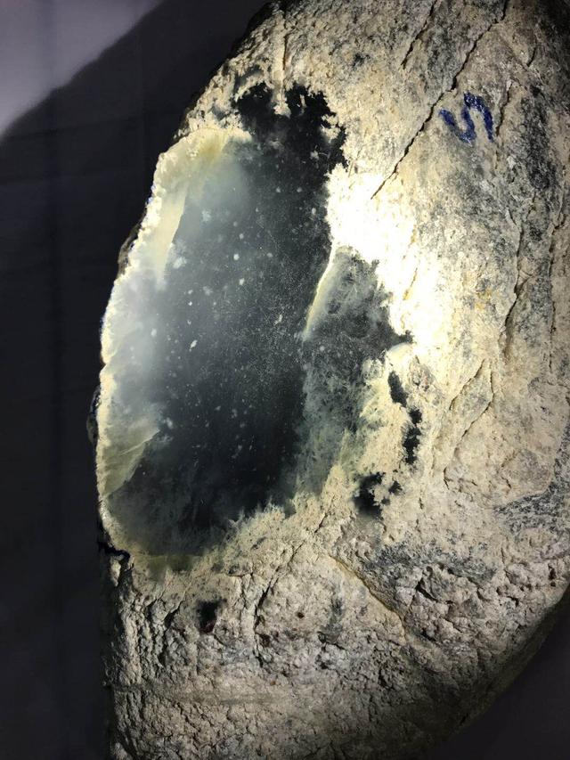 假翡翠在灯光下的图片翡翠原石毛料大全-第43张图片-翡翠网 假翡翠在灯光下的图片翡翠原石毛料大全-第43张图片-翡翠网