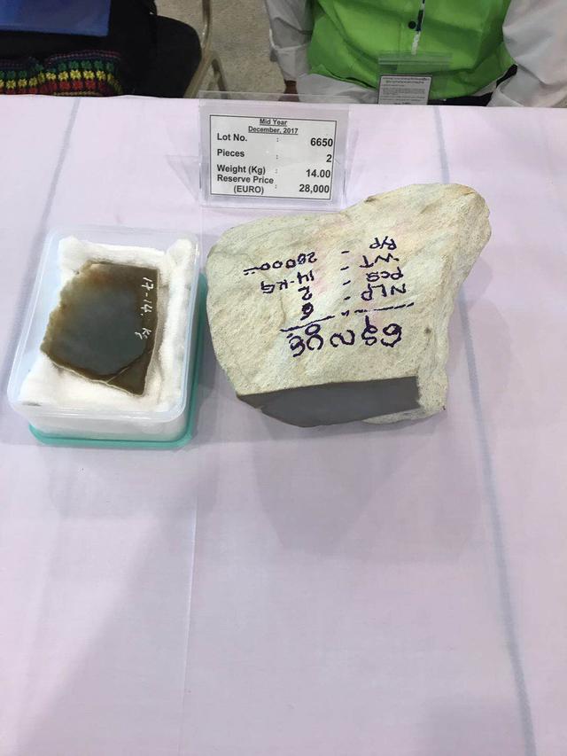 假翡翠在灯光下的图片翡翠原石毛料大全-第45张图片-翡翠网 假翡翠在灯光下的图片翡翠原石毛料大全-第45张图片-翡翠网