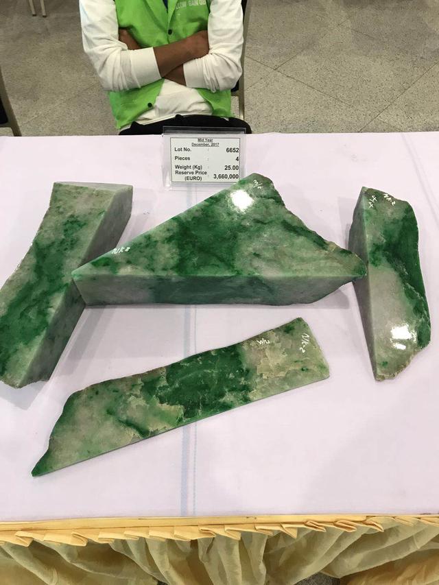 假翡翠在灯光下的图片翡翠原石毛料大全-第48张图片-翡翠网 假翡翠在灯光下的图片翡翠原石毛料大全-第48张图片-翡翠网