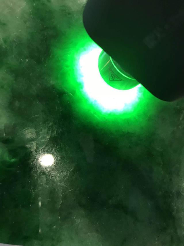 假翡翠在灯光下的图片翡翠原石毛料大全-第49张图片-翡翠网 假翡翠在灯光下的图片翡翠原石毛料大全-第49张图片-翡翠网