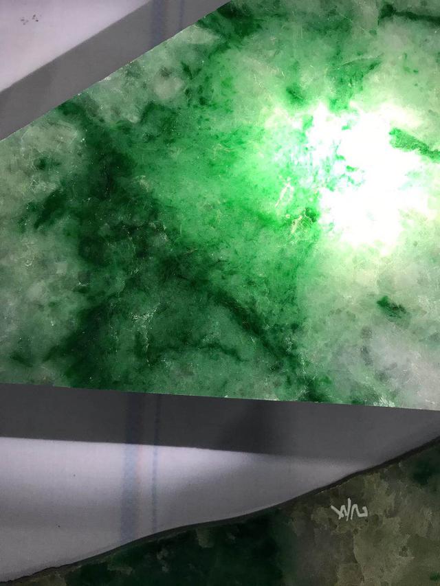 假翡翠在灯光下的图片翡翠原石毛料大全-第50张图片-翡翠网 假翡翠在灯光下的图片翡翠原石毛料大全-第50张图片-翡翠网