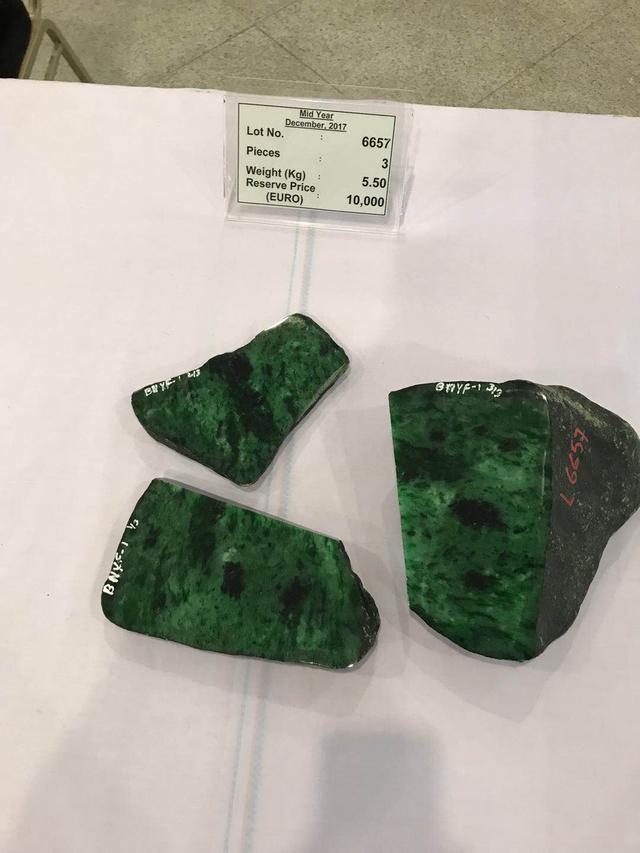 假翡翠在灯光下的图片翡翠原石毛料大全-第51张图片-翡翠网 假翡翠在灯光下的图片翡翠原石毛料大全-第51张图片-翡翠网