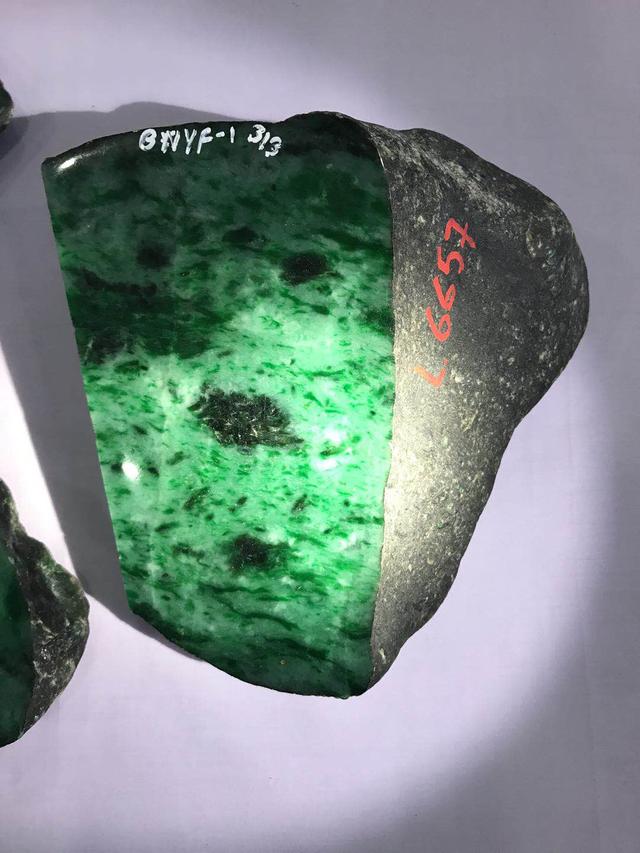 假翡翠在灯光下的图片翡翠原石毛料大全-第52张图片-翡翠网 假翡翠在灯光下的图片翡翠原石毛料大全-第52张图片-翡翠网