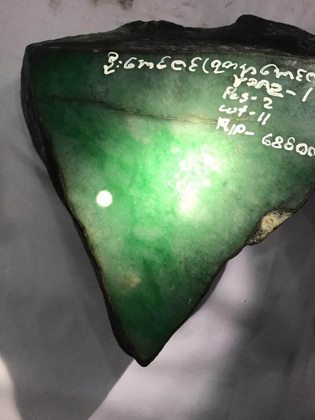 假翡翠在灯光下的图片翡翠原石毛料大全-第54张图片-翡翠网 假翡翠在灯光下的图片翡翠原石毛料大全-第54张图片-翡翠网