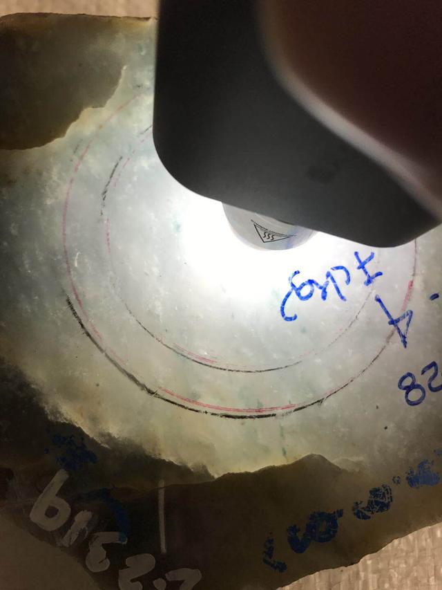 假翡翠在灯光下的图片翡翠原石毛料大全-第59张图片-翡翠网 假翡翠在灯光下的图片翡翠原石毛料大全-第59张图片-翡翠网