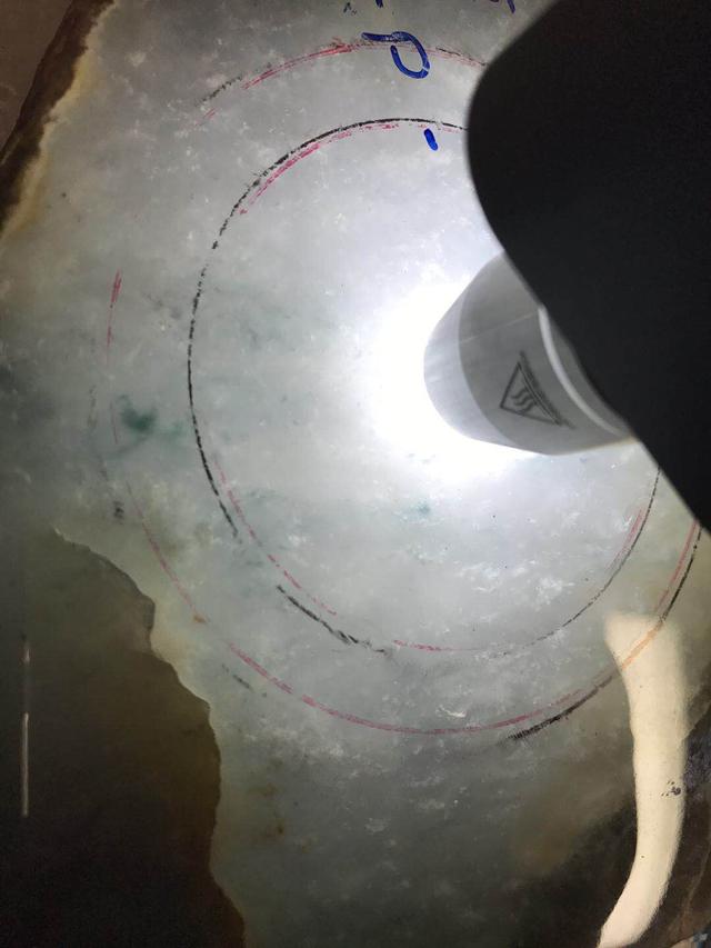 假翡翠在灯光下的图片翡翠原石毛料大全-第60张图片-翡翠网 假翡翠在灯光下的图片翡翠原石毛料大全-第60张图片-翡翠网