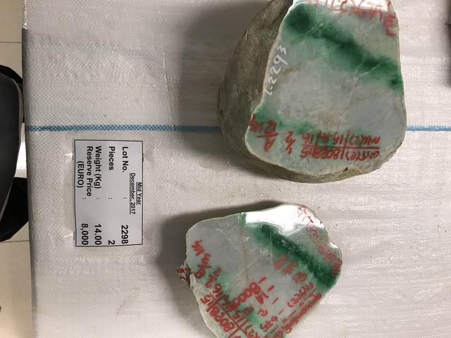 假翡翠在灯光下的图片翡翠原石毛料大全-第61张图片-翡翠网 假翡翠在灯光下的图片翡翠原石毛料大全-第61张图片-翡翠网