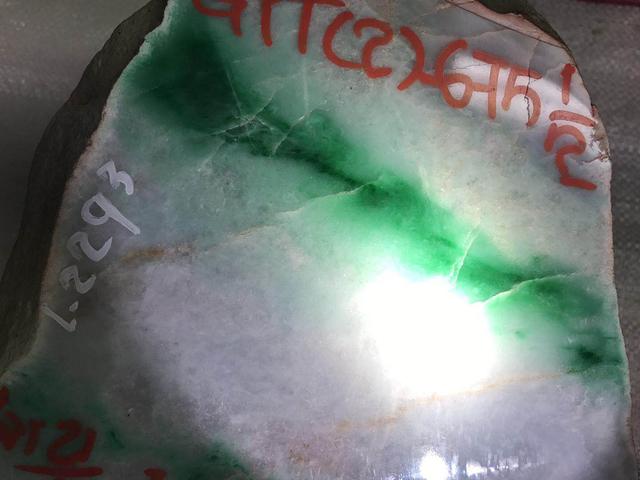 假翡翠在灯光下的图片翡翠原石毛料大全-第62张图片-翡翠网 假翡翠在灯光下的图片翡翠原石毛料大全-第62张图片-翡翠网