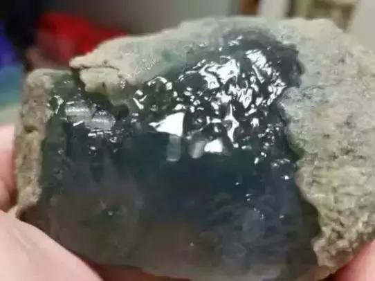 翡翠原石毛料水头在哪里看翡翠原石比成品贵-第3张图片-翡翠网 翡翠原石毛料水头在哪里看翡翠原石比成品贵-第3张图片-翡翠网