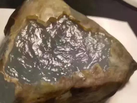 翡翠原石毛料水头在哪里看翡翠原石比成品贵-第5张图片-翡翠网 翡翠原石毛料水头在哪里看翡翠原石比成品贵-第5张图片-翡翠网