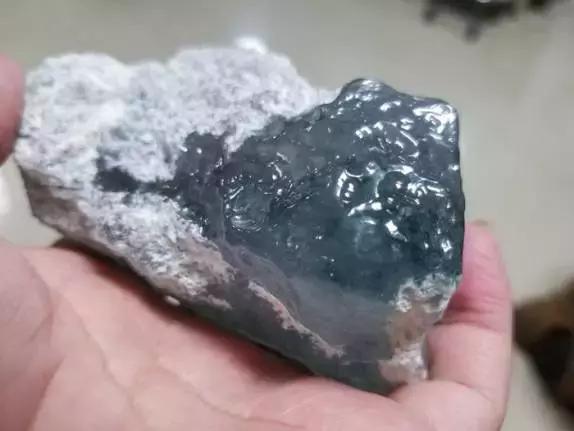 翡翠原石毛料水头在哪里看翡翠原石比成品贵-第9张图片-翡翠网 翡翠原石毛料水头在哪里看翡翠原石比成品贵-第9张图片-翡翠网