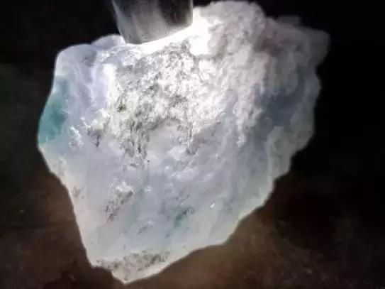 翡翠原石毛料水头在哪里看翡翠原石比成品贵-第11张图片-翡翠网 翡翠原石毛料水头在哪里看翡翠原石比成品贵-第11张图片-翡翠网