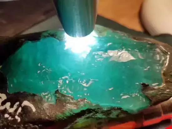 翡翠原石毛料水头在哪里看翡翠原石比成品贵-第13张图片-翡翠网 翡翠原石毛料水头在哪里看翡翠原石比成品贵-第13张图片-翡翠网