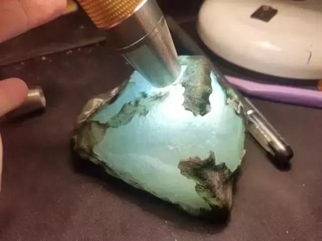 翡翠原石毛料水头在哪里看翡翠原石比成品贵-第14张图片-翡翠网 翡翠原石毛料水头在哪里看翡翠原石比成品贵-第14张图片-翡翠网