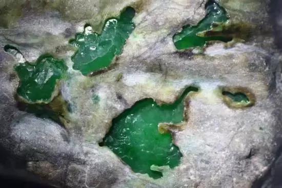 翡翠原石毛料水头在哪里看翡翠原石比成品贵-第16张图片-翡翠网 翡翠原石毛料水头在哪里看翡翠原石比成品贵-第16张图片-翡翠网