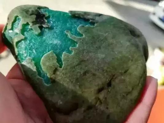 翡翠原石毛料水头在哪里看翡翠原石比成品贵-第18张图片-翡翠网 翡翠原石毛料水头在哪里看翡翠原石比成品贵-第18张图片-翡翠网