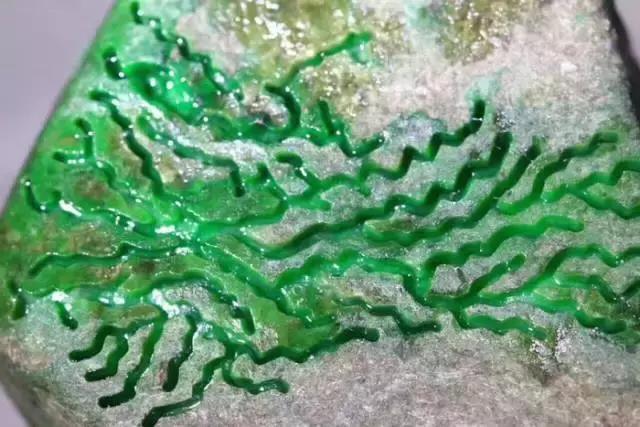 翡翠原石毛料水头在哪里看翡翠原石比成品贵-第19张图片-翡翠网 翡翠原石毛料水头在哪里看翡翠原石比成品贵-第19张图片-翡翠网