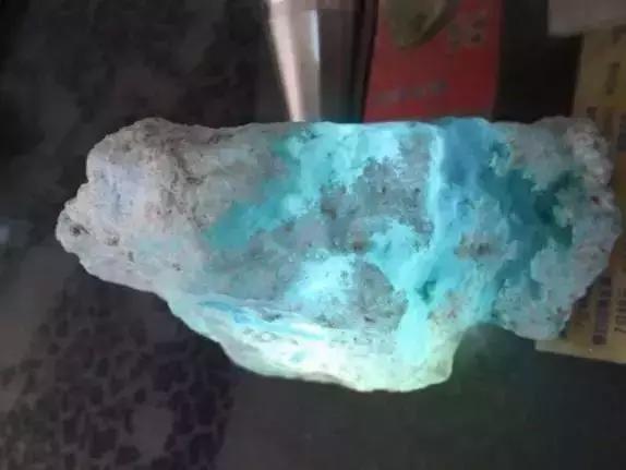 翡翠原石毛料水头在哪里看翡翠原石比成品贵-第21张图片-翡翠网 翡翠原石毛料水头在哪里看翡翠原石比成品贵-第21张图片-翡翠网