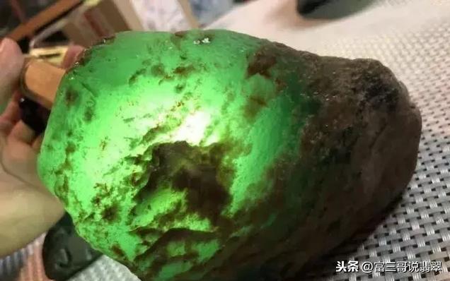 翡翠原石表皮处理过翡翠原石的好坏-第2张图片-翡翠网 翡翠原石表皮处理过翡翠原石的好坏-第2张图片-翡翠网