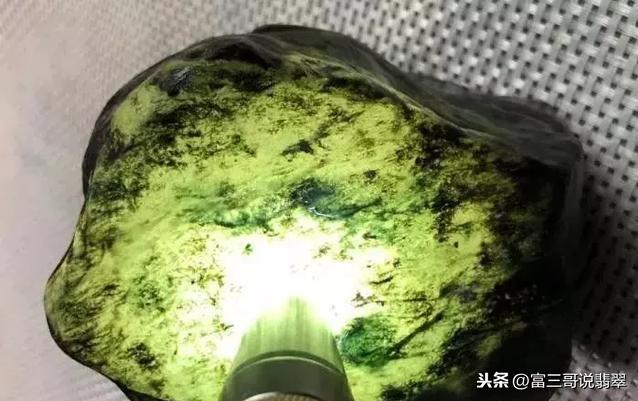 翡翠原石表皮处理过翡翠原石的好坏-第3张图片-翡翠网 翡翠原石表皮处理过翡翠原石的好坏-第3张图片-翡翠网