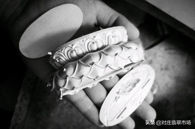 翡翠观音摆件图片大全最大的翡翠摆件有多重-第4张图片-翡翠网 翡翠观音摆件图片大全最大的翡翠摆件有多重-第4张图片-翡翠网