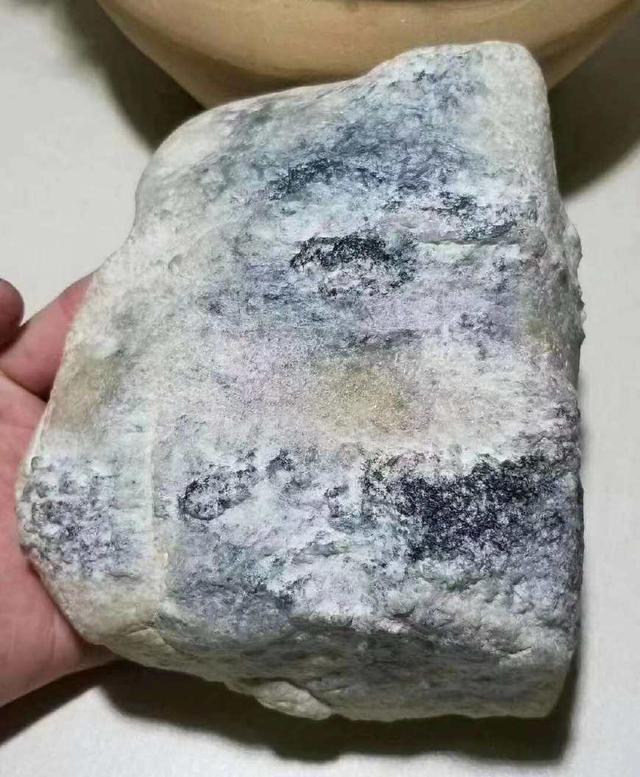 翡翠原石什么样的容易出冰种,冰种翡翠的等级-第6张图片-翡翠网 翡翠原石什么样的容易出冰种,冰种翡翠的等级-第6张图片-翡翠网