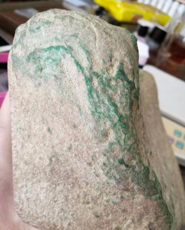 翡翠原石什么样的容易出冰种,冰种翡翠的等级-第7张图片-翡翠网 翡翠原石什么样的容易出冰种,冰种翡翠的等级-第7张图片-翡翠网