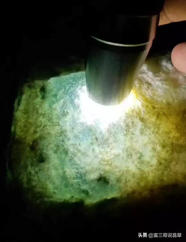 翡翠原石脱沙肉质扒了壳的翡翠值钱吗-第2张图片-翡翠网 翡翠原石脱沙肉质扒了壳的翡翠值钱吗-第2张图片-翡翠网