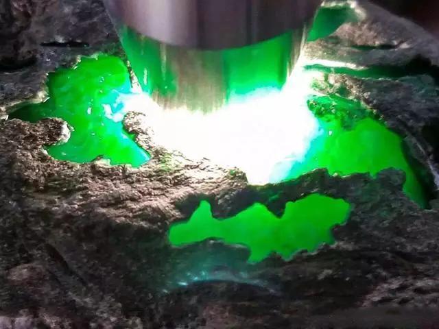 翡翠原石一元拍一元拍怎么拍-第6张图片-翡翠网 翡翠原石一元拍一元拍怎么拍-第6张图片-翡翠网