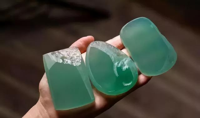 翡翠原石赌石视频8千的天空蓝翡翠原石视频-第1张图片-翡翠网 翡翠原石赌石视频8千的天空蓝翡翠原石视频-第1张图片-翡翠网