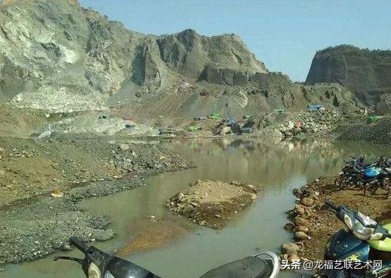 缅甸场区翡翠原石谁都能捡吗翡翠原石捡-第1张图片-翡翠网