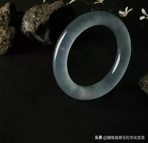 讲解翡翠手镯知识,翡翠手镯的寓意-第50张图片-翡翠网 讲解翡翠手镯知识,翡翠手镯的寓意-第50张图片-翡翠网