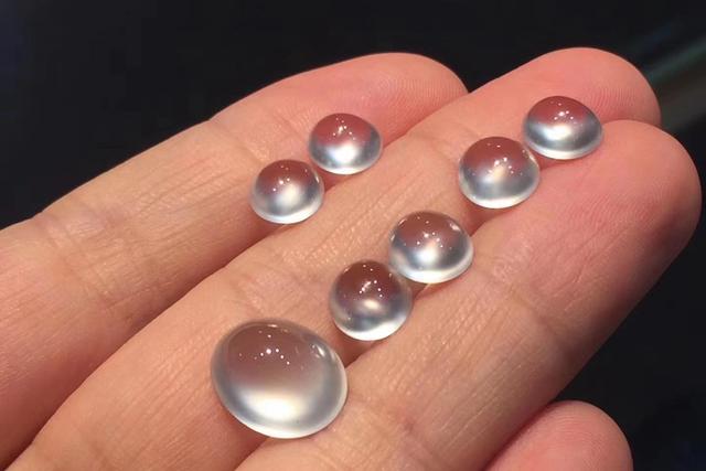 一千万满绿翡翠手镯毛料翡翠手镯起双眼皮-第4张图片-翡翠网 一千万满绿翡翠手镯毛料翡翠手镯起双眼皮-第4张图片-翡翠网