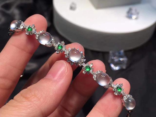 一千万满绿翡翠手镯毛料翡翠手镯起双眼皮-第6张图片-翡翠网 一千万满绿翡翠手镯毛料翡翠手镯起双眼皮-第6张图片-翡翠网