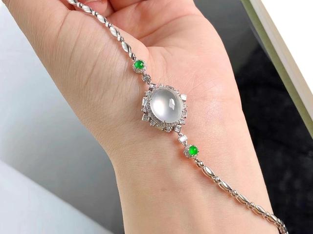 一千万满绿翡翠手镯毛料翡翠手镯起双眼皮-第7张图片-翡翠网 一千万满绿翡翠手镯毛料翡翠手镯起双眼皮-第7张图片-翡翠网