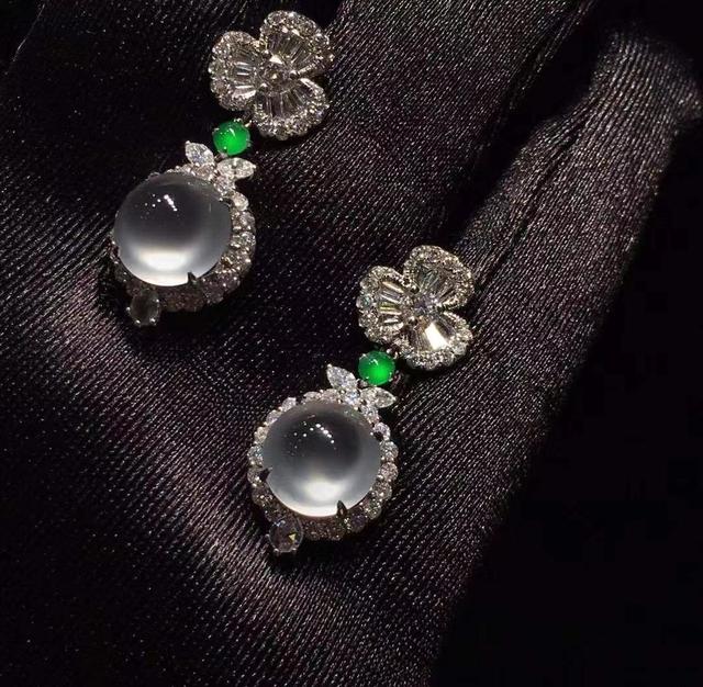 一千万满绿翡翠手镯毛料翡翠手镯起双眼皮-第8张图片-翡翠网 一千万满绿翡翠手镯毛料翡翠手镯起双眼皮-第8张图片-翡翠网