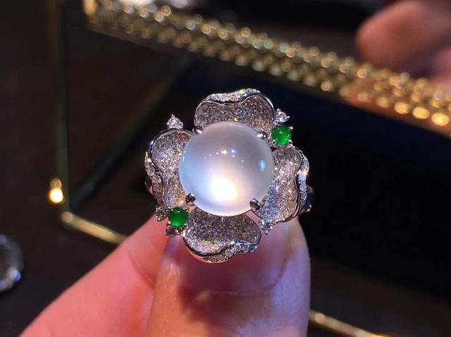 一千万满绿翡翠手镯毛料翡翠手镯起双眼皮-第9张图片-翡翠网 一千万满绿翡翠手镯毛料翡翠手镯起双眼皮-第9张图片-翡翠网