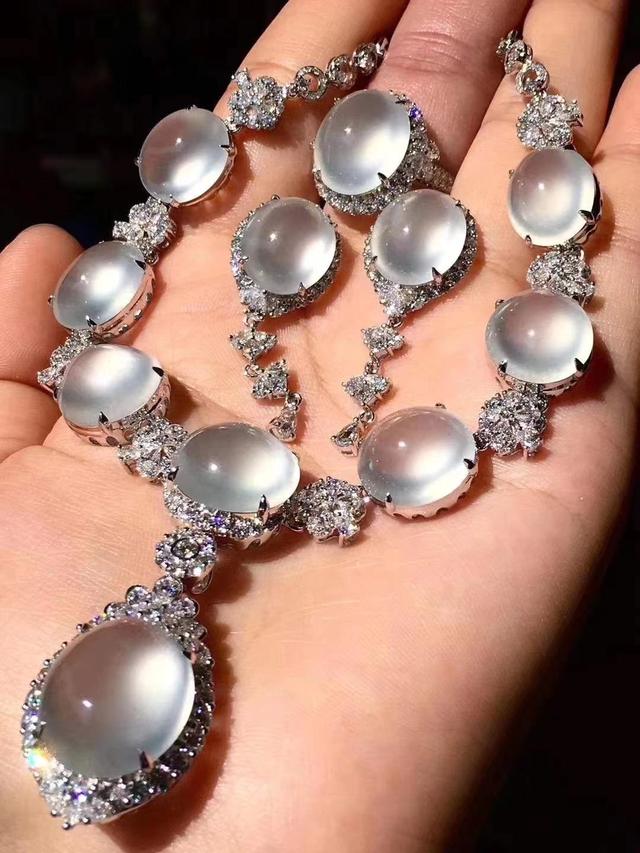 一千万满绿翡翠手镯毛料翡翠手镯起双眼皮-第12张图片-翡翠网 一千万满绿翡翠手镯毛料翡翠手镯起双眼皮-第12张图片-翡翠网