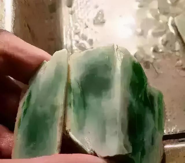 镶嵌的戒面怎么取下来,翡翠戒面原石-第3张图片-翡翠网 镶嵌的戒面怎么取下来,翡翠戒面原石-第3张图片-翡翠网