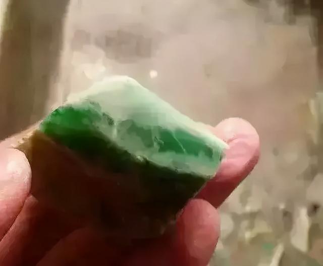 镶嵌的戒面怎么取下来,翡翠戒面原石-第5张图片-翡翠网 镶嵌的戒面怎么取下来,翡翠戒面原石-第5张图片-翡翠网