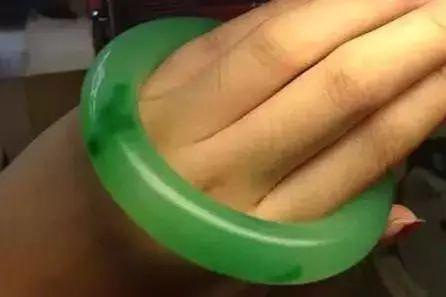 翡翠原石打磨一个手镯要多少钱,打磨翡翠原石-第9张图片-翡翠网 翡翠原石打磨一个手镯要多少钱,打磨翡翠原石-第9张图片-翡翠网