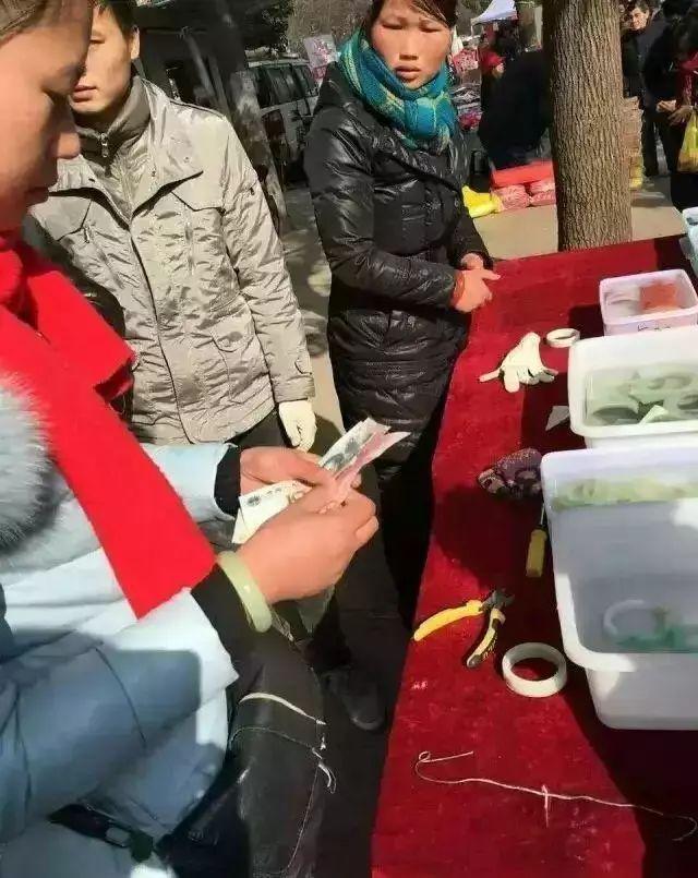 翡翠原石打磨一个手镯要多少钱,打磨翡翠原石-第12张图片-翡翠网 翡翠原石打磨一个手镯要多少钱,打磨翡翠原石-第12张图片-翡翠网