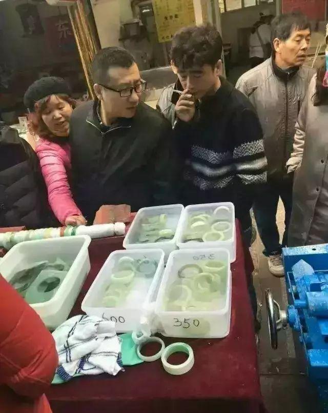 翡翠原石打磨一个手镯要多少钱,打磨翡翠原石-第13张图片-翡翠网 翡翠原石打磨一个手镯要多少钱,打磨翡翠原石-第13张图片-翡翠网