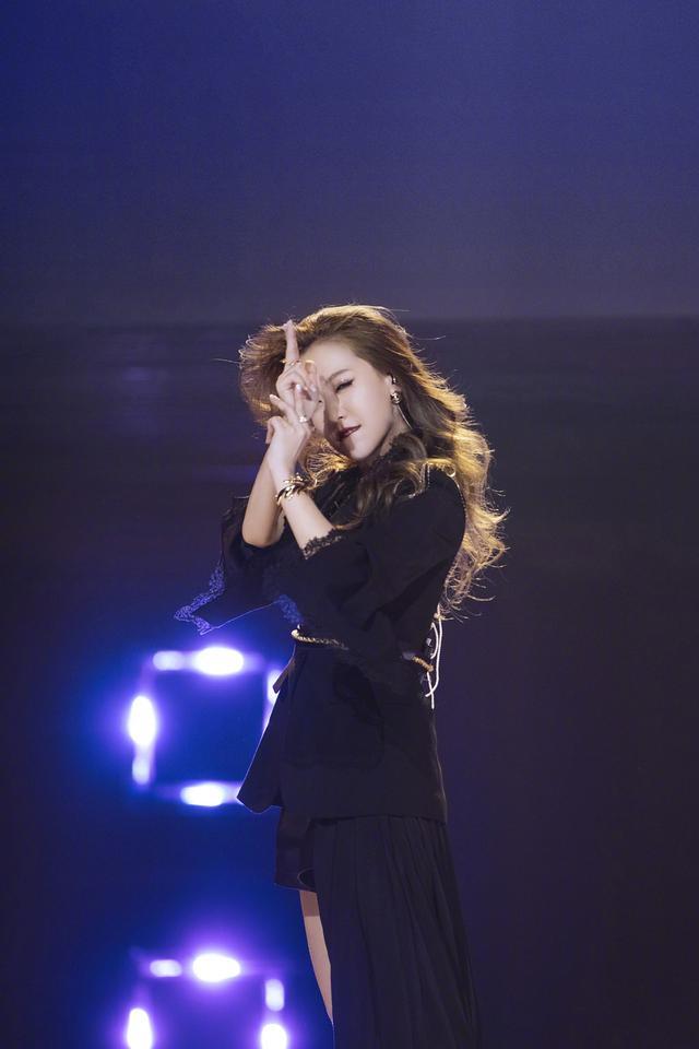 翡翠白冰宽边手镯白冰翡翠是属于冰种吗-第1张图片-翡翠网 翡翠白冰宽边手镯白冰翡翠是属于冰种吗-第1张图片-翡翠网