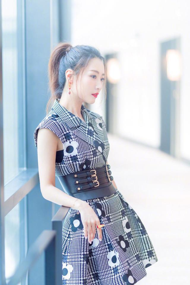 翡翠白冰宽边手镯白冰翡翠是属于冰种吗-第5张图片-翡翠网 翡翠白冰宽边手镯白冰翡翠是属于冰种吗-第5张图片-翡翠网