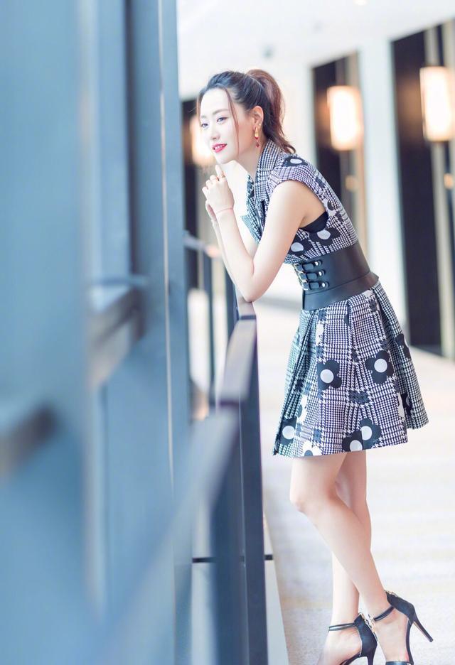 翡翠白冰宽边手镯白冰翡翠是属于冰种吗-第6张图片-翡翠网 翡翠白冰宽边手镯白冰翡翠是属于冰种吗-第6张图片-翡翠网