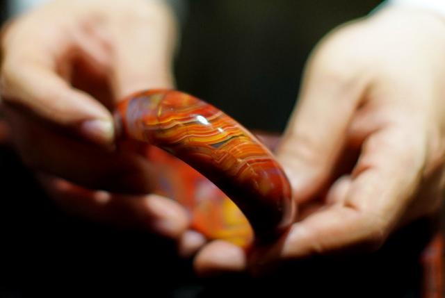 和田玉和翡翠哪个值钱和田玉玛瑙翡翠手镯价格-第3张图片-翡翠网